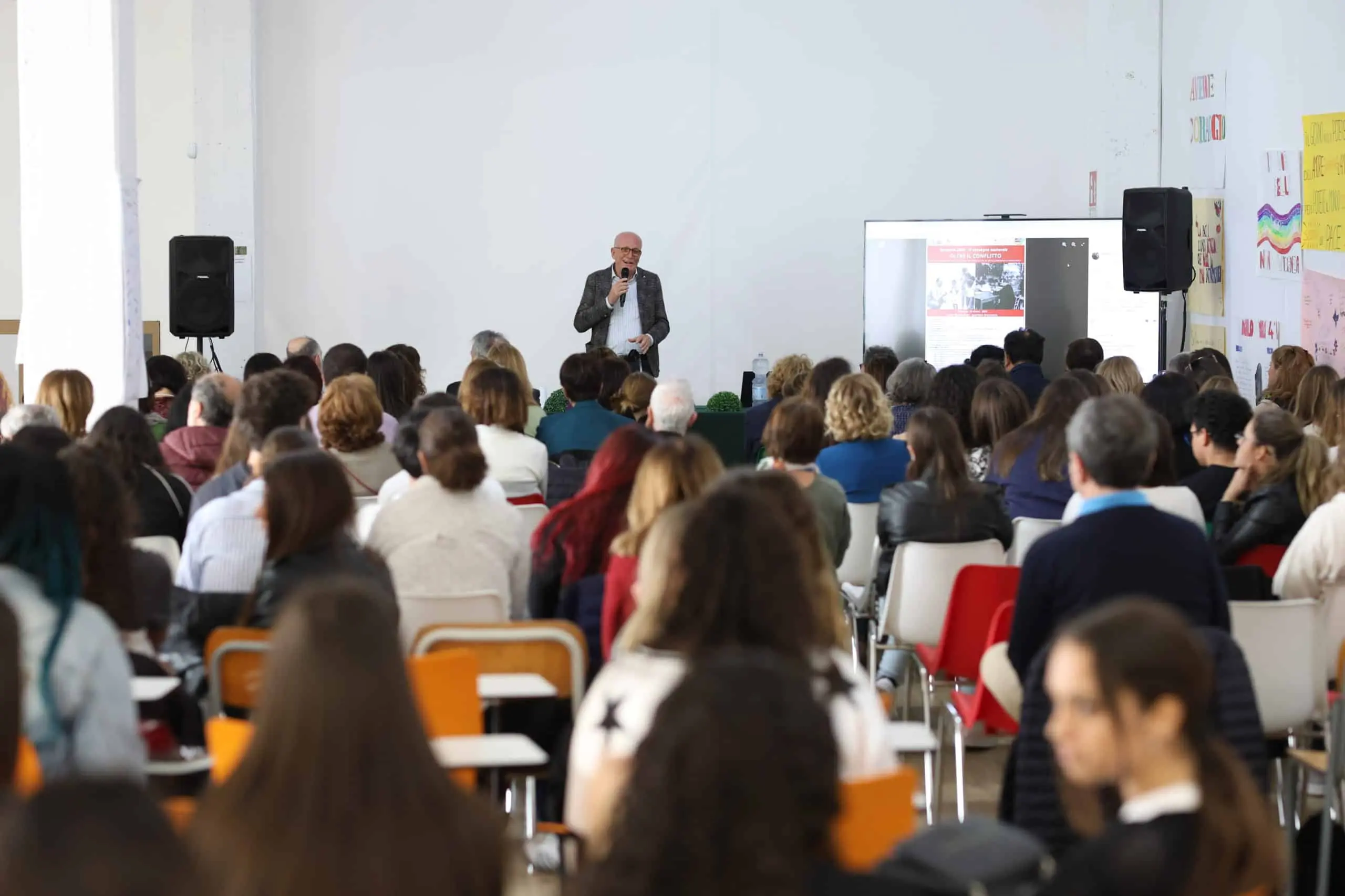 il presidente Vaccari in una plenaria per il convegno nazionale della rete barbiana, educare oltre il conflitto