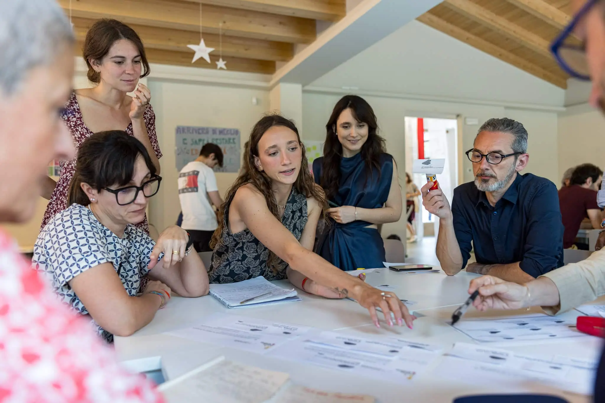 sezione rondine, immagine con tutor di classe in riunione