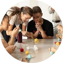 Sezione Rondine è attiva in Italia per le scuole superiori di primo e secondo grado, con l’obiettivo di trasformare il conflitto in una risorsa.