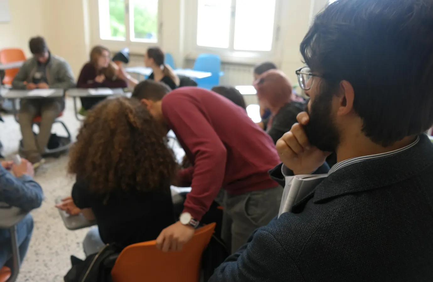 Tutti i docenti che compongono un Consiglio di classe di Sezione Rondine sono formati al Metodo Rondine che facilita la coesione e la condivisione di obiettivi comuni.