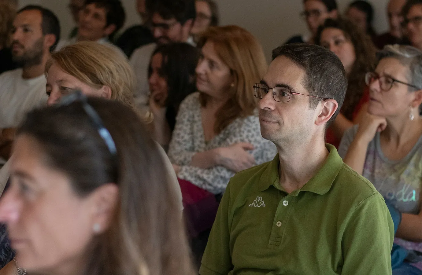 genitori e famiglie ascoltano i benefici unici del metodo rondine, mirati a favorire lo sviluppo armonico dei ragazzi, sia dal punto di vista personale che scolastico.